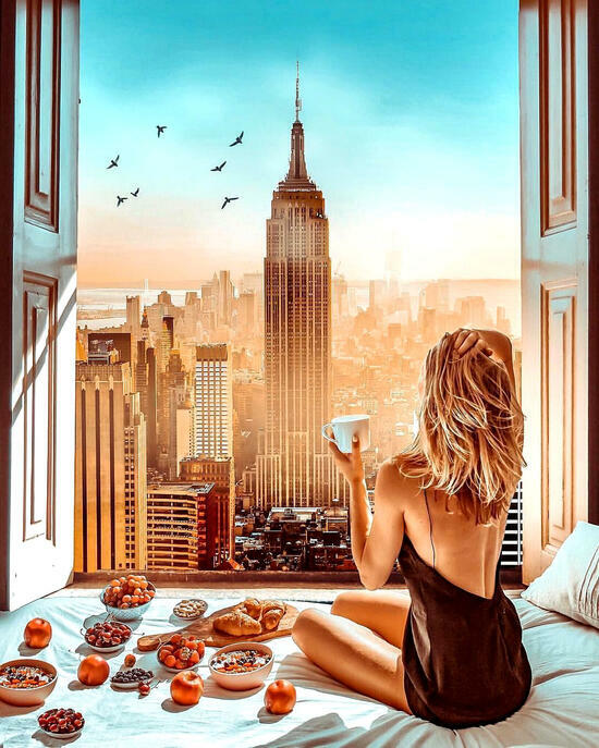 Картина по номерам 40x50 Завтрак девушки с видом на большой Нью-Йорк